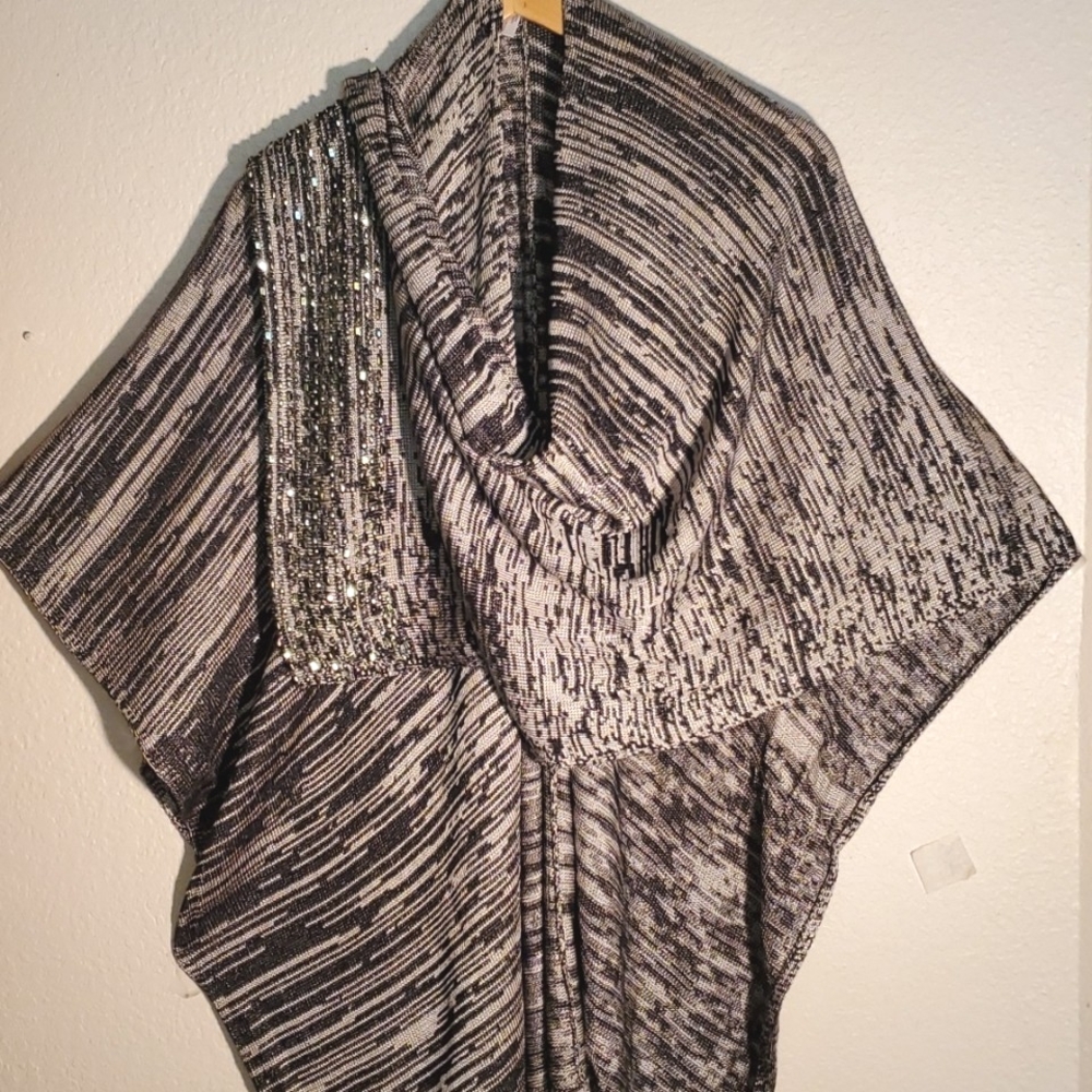 ✨️DAZZELING GRAY & BLACK BEADED RUANA - VERSATILE ✨️